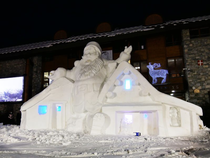 La maison du père Noël en neige