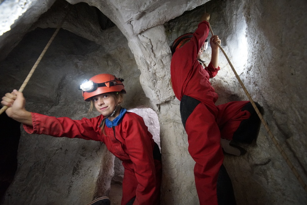 spéléogie dans une grotte artificielle mobile