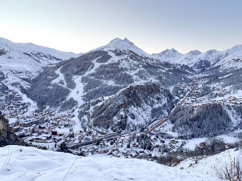 Vue sur le domaine skiable de Valloire (La Sétaz) depuis Poingt Ravier