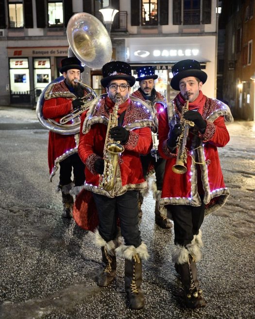 Spectacle déambulatoire "La fanfare de Noël"_Valloire