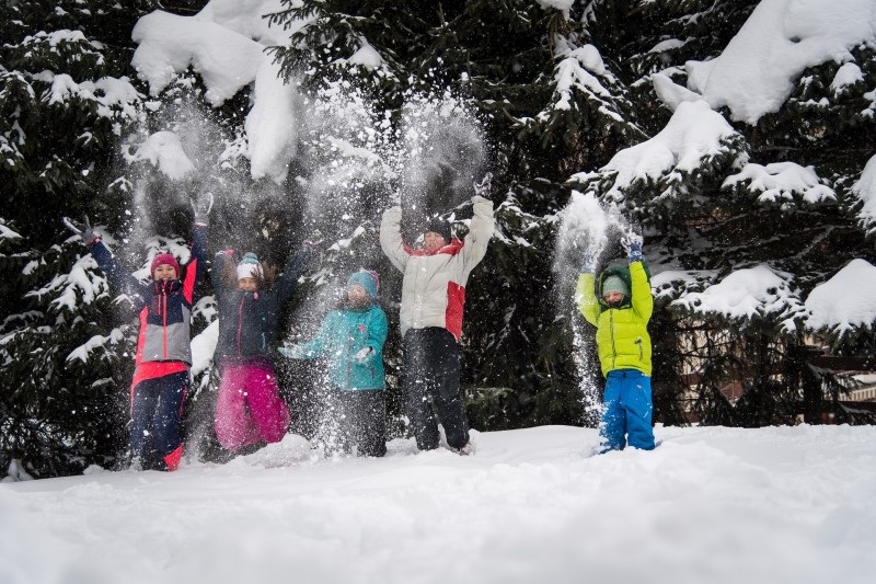 jeu-enfants-neige-valloire.jpg