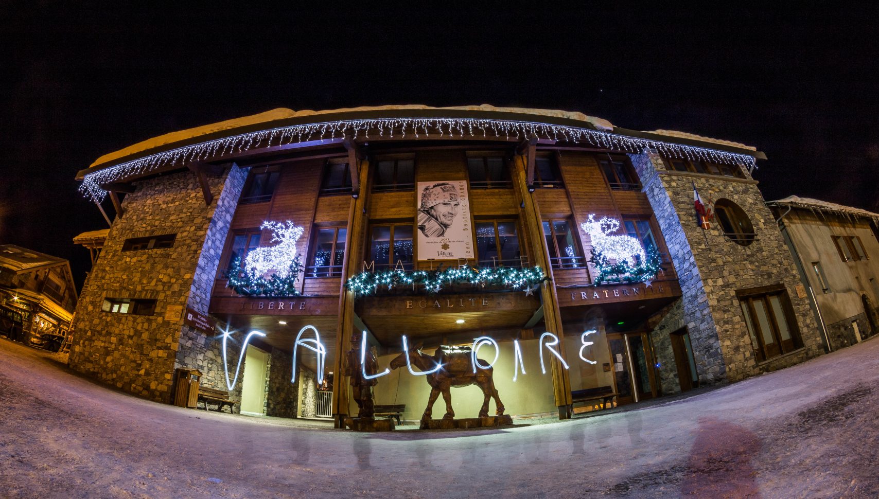 devanture de la mairie de valloire de nuit