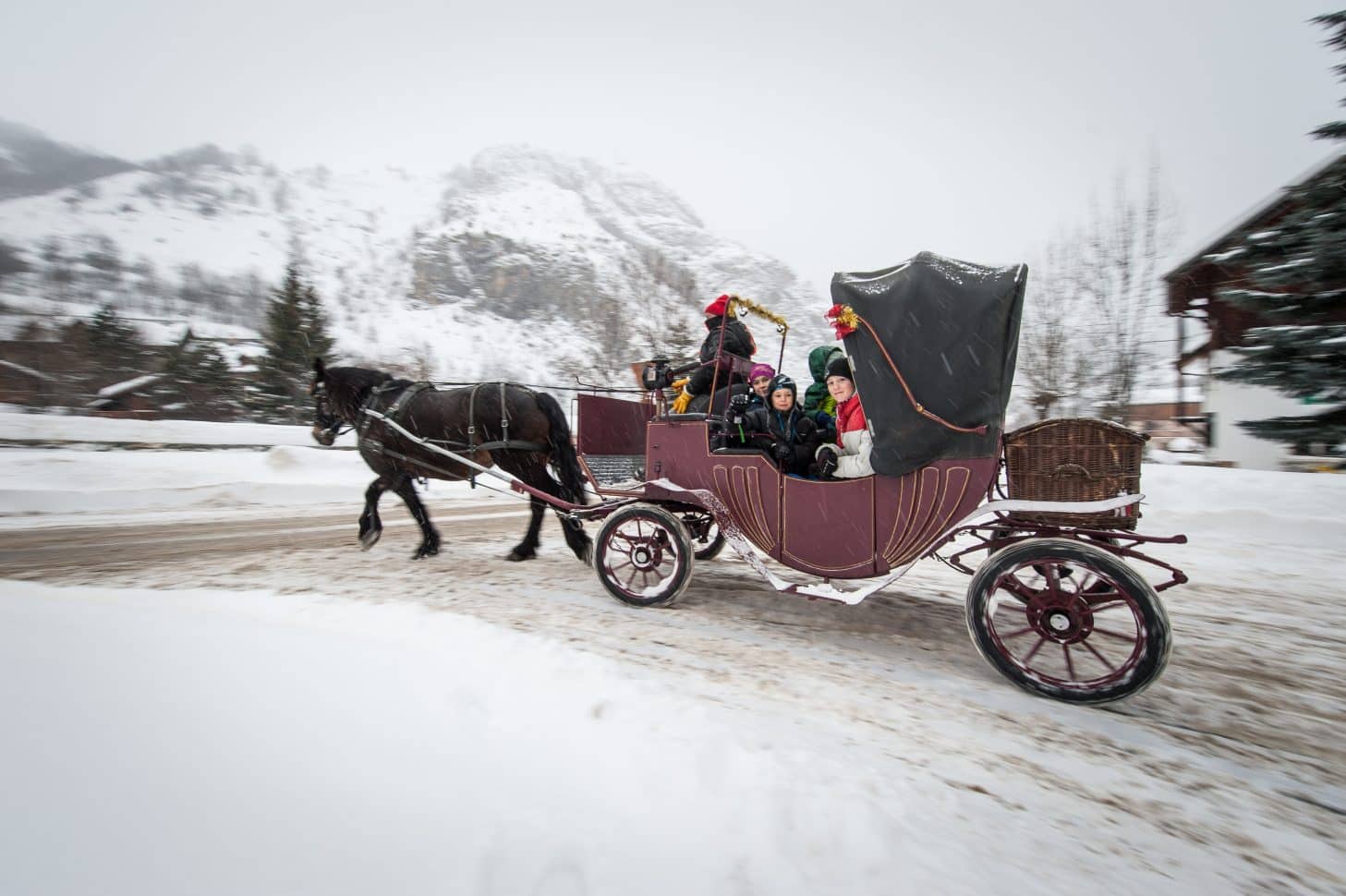 Calèche dans les rues de Valloire sous la neige