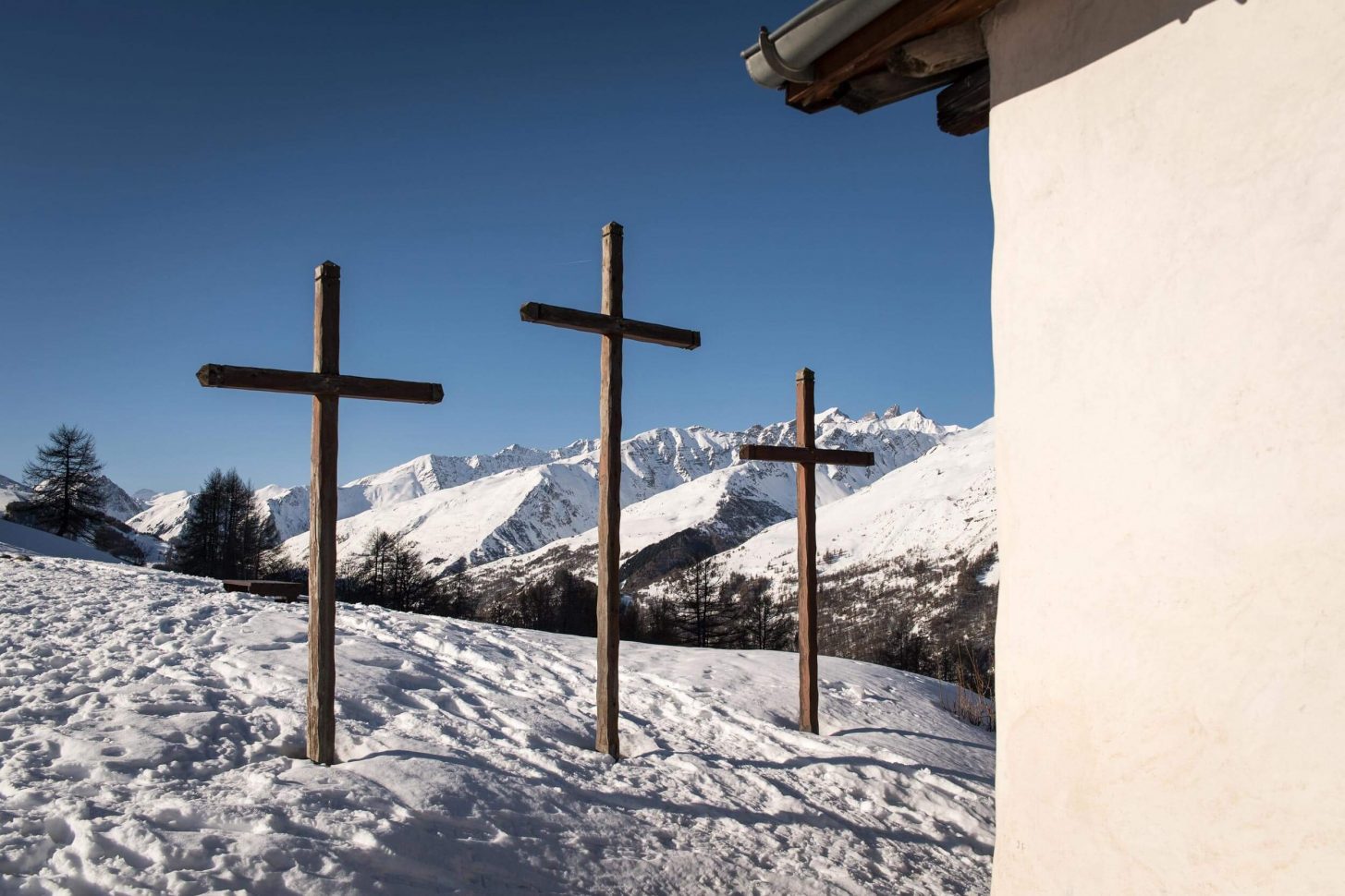 Chapelle des Trois Croix en hiver à Valloire