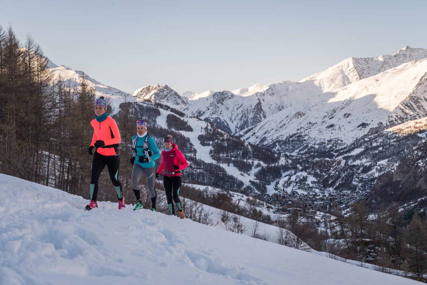 trail en hiver à Valloire avec rando montagne vu sur le village