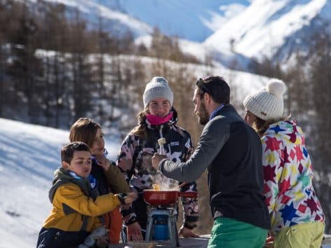 Fondue-extérieur-famille-hiver-valloire