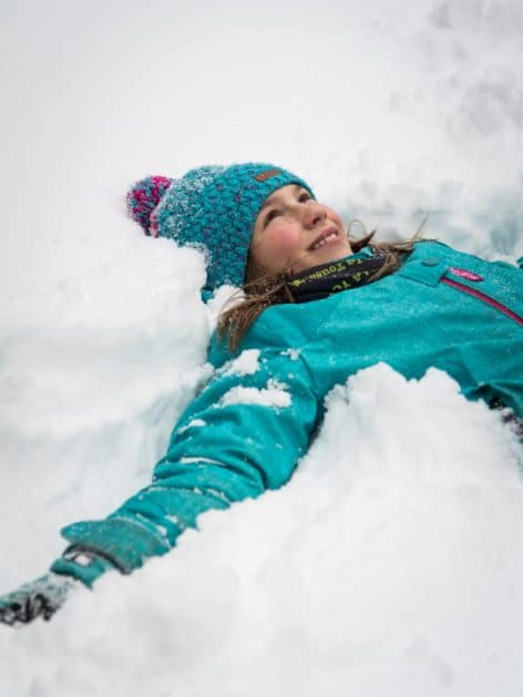 fille-ange-neige-hiver-valloire