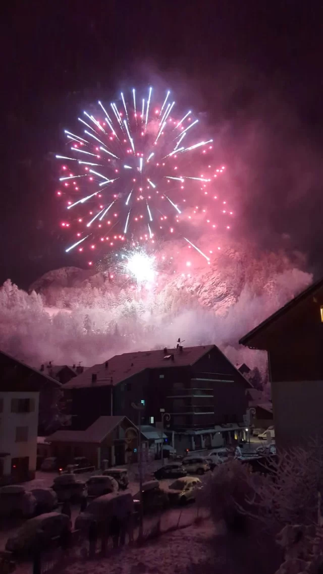 🎆 BONNE ANNÉE 2025 🏔✨ De Valloire Galibier, une montagne de 😘 à partager 🤗

#Valloire 🏔️✨ #Galibier
#valloiregalibier #2025 #2k25 #vacances #hiver #ski